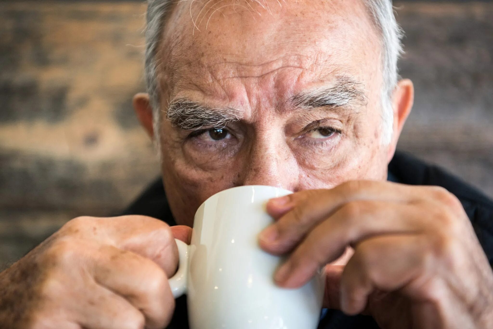 Старик долго и жадно пьет. Старики пьют кофе. Дед пьет чай. Дед пьет кофе. Дедушка пьет чай.