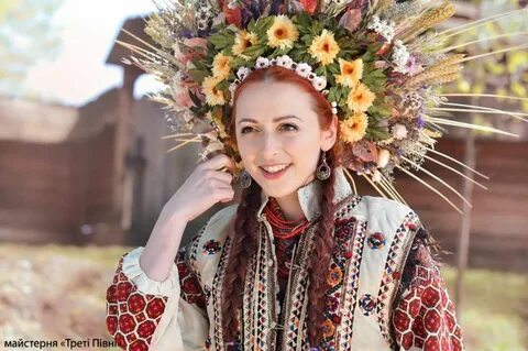 Украинка в национальном костюме
