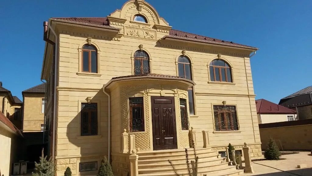 Чиринский камень дагестан. Гараж из ракушняка. Дагестанский ракушечник на фасаде. Дагестанский камень доломит. Дагестанский камень фасады домов.