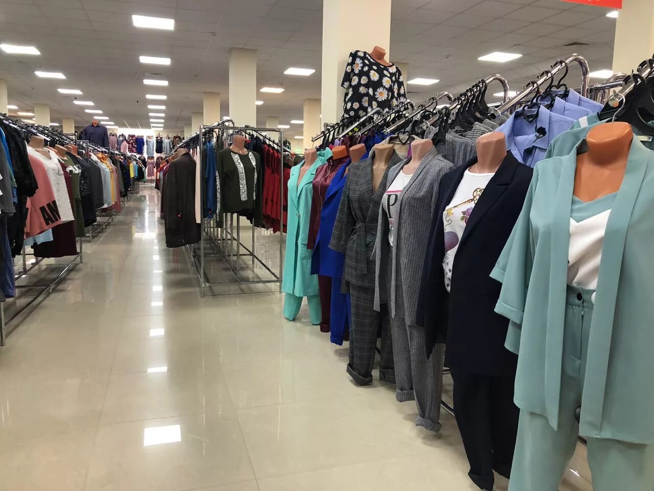 Тамань магазины одежды. Магазин одежды темрюк. Встреча в торговом центре. Темрюк магазин одежды мода даром. Магазин одежды темрюк.