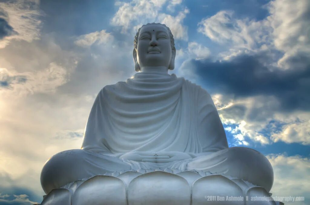 Главный будда в буддизме. Будда в небе. парящий будда. небо буддизм. летающий будда.