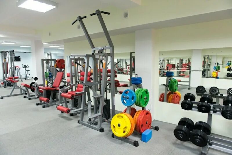 Подростки в спортзале. Genesis fitness club. Спортзал с какого возраста. Занятия в зале. Спортзал.