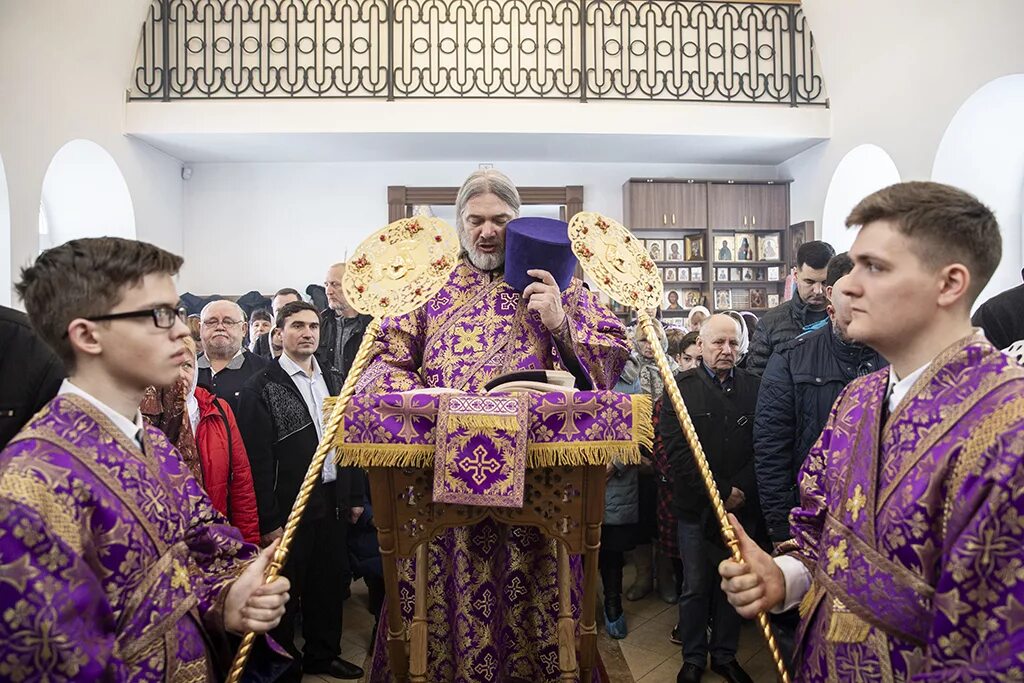 Храм сорока севастийских мучеников саратов. Храм сорока севастийских мучеников отец максим. Сорок мучеников севастийских богослужение. Сорок мучеников севастийских богослужение. Сорок мучеников севастийских богослужение.