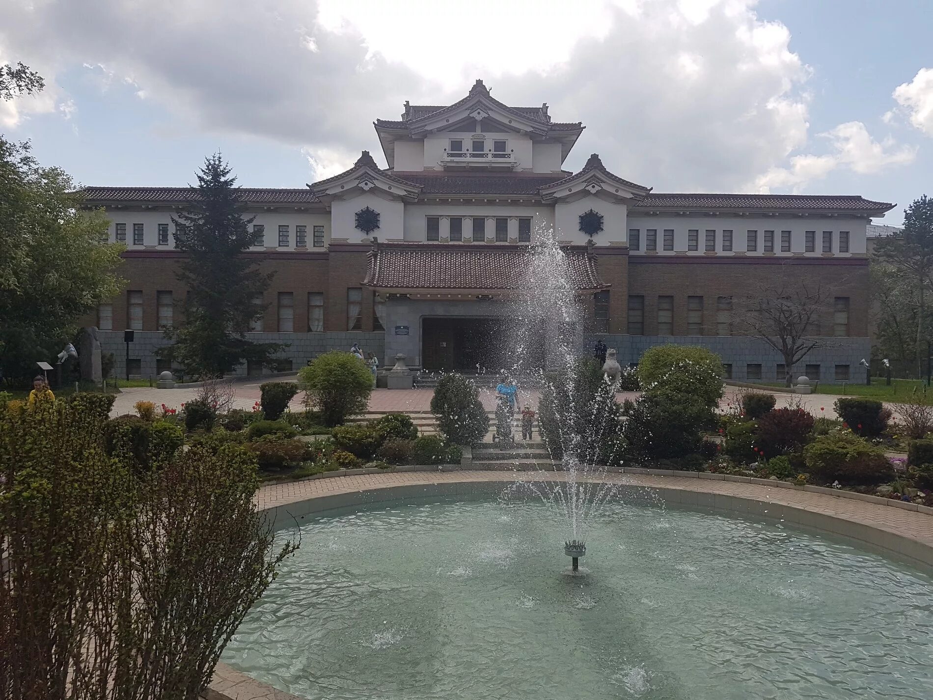 Сахалинский государственный областной краеведческий музей. Сахалинский областной краеведческий музей. Краеведческий музей южно-сахалинск. Сахалинский краеведческий музей южно-сахалинск. Сахалинский краеведческий музей южно-сахалинск сад.