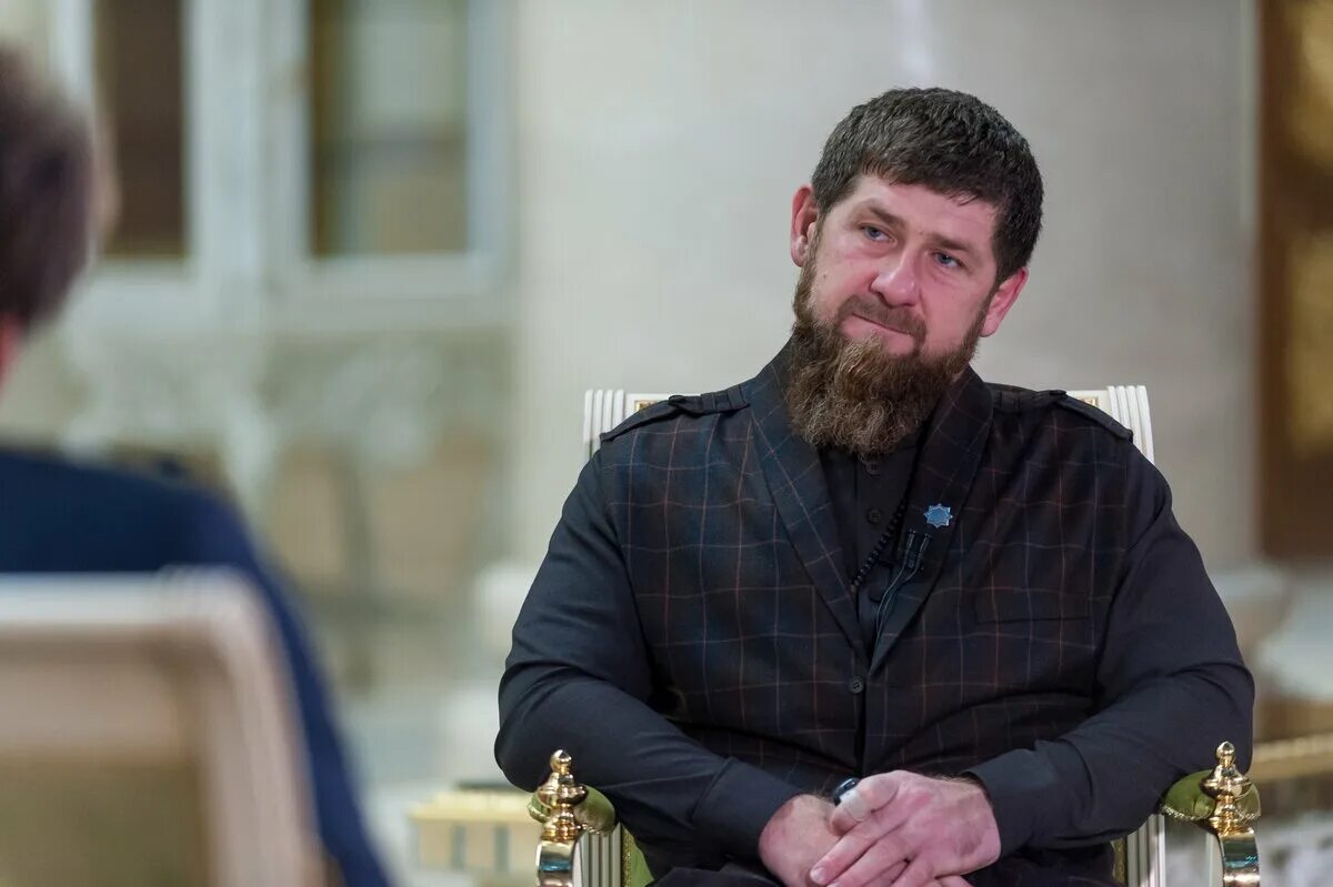 Кадыров плачет. Кадыров во владикавказе. Хасбик и рамзан кадыров. Кадыров 2022. Кадыров 2022.