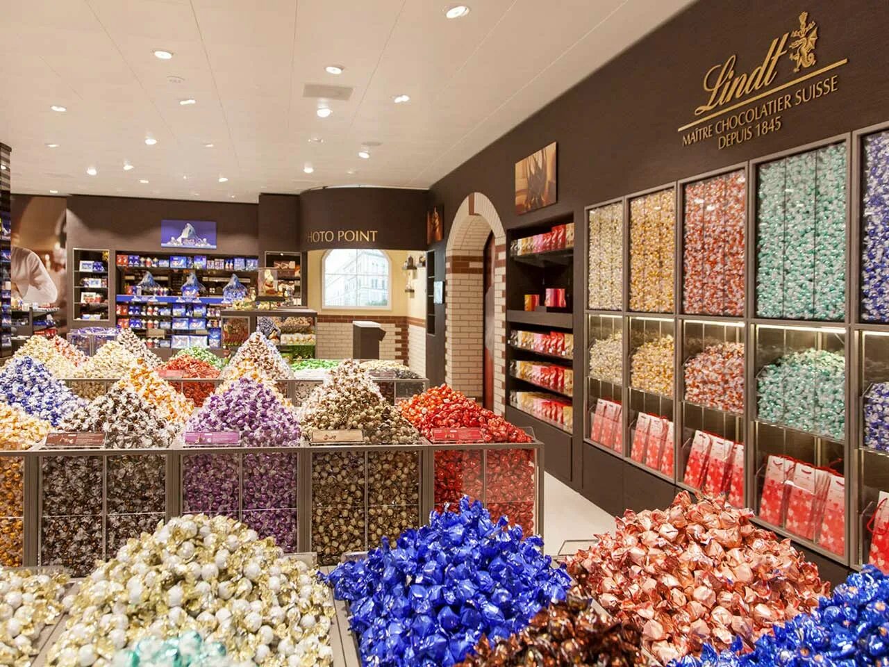 Адреса магазинов конфет в москве. Линдор бутик. Lindt Chocolate магазин. Шоколадная фабрика Lindt. Красивый магазин конфет.