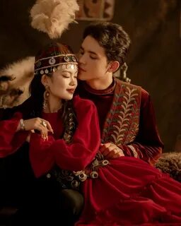 Қыздар жалаңаш жігіттердің суретін салады