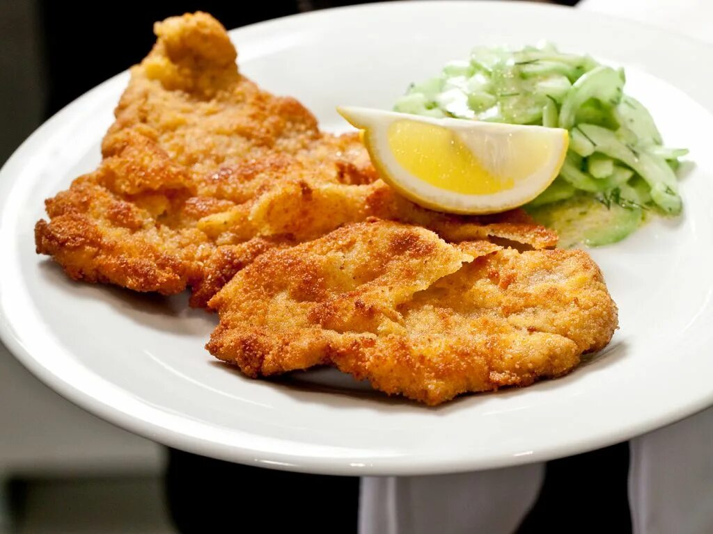 Куриные шницели в панировке на сковороде рецепт. Виннер шницель. Bayerisches Schnitzel (шницель). Венский шницель. Венский шницель Австрия.