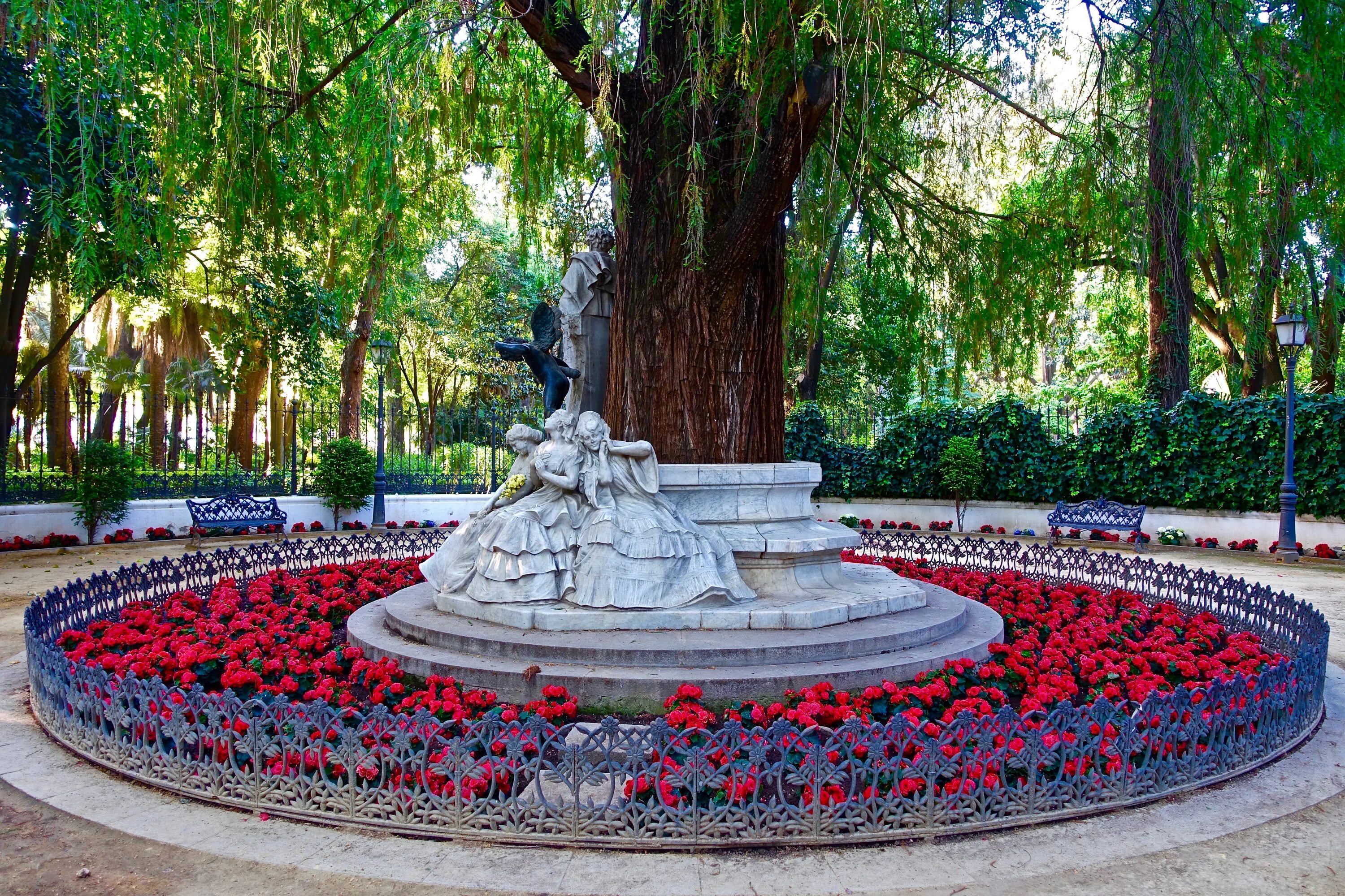 Сколько цветов на мемориал. Клумба с фонтаном. Цветы на памятник. Фонтан в парке. Цветочный сад с фонтаном.