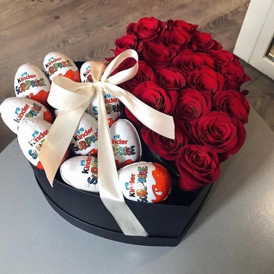 25 роз белых букет 50см. Букет на 35 лет девушке. Можно дарить 13 цветов. Какое количество можно дарить. 21 хризантема букет.