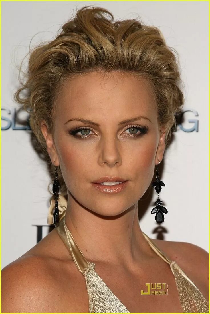 Прическа на короткие лоб волосы From Our Archives: Charlize Theron Shows How To Style A Pixie Cut Short blonde h