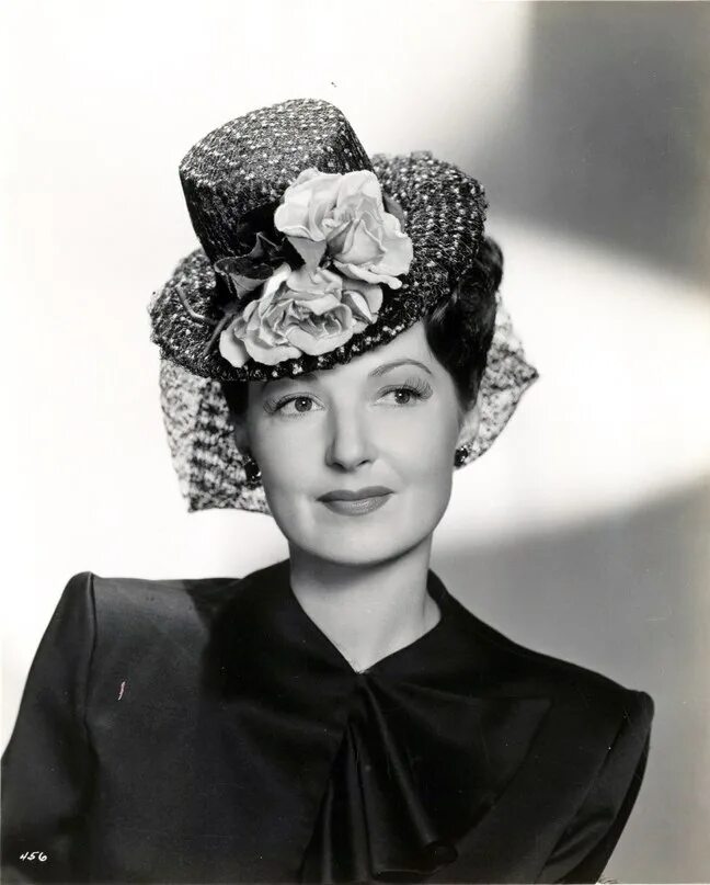 Шляпы 50 годов. Головные уборы 1940х журналы. Мода шляпок Англия 40е. Баленсиага шляпки 1940е. Шляпка 40-х годов.