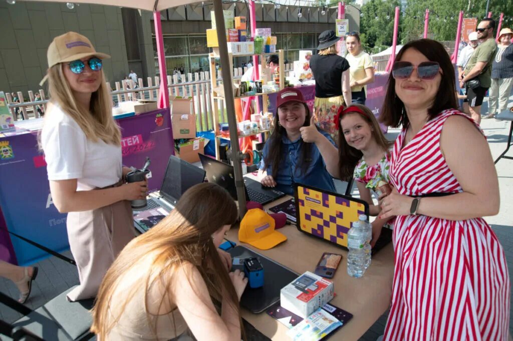 Помощники на мероприятиях. День молодежи в городе Видное. День молодежи 2022 волонтеры. Много возможностей фото. Работа на день в видном