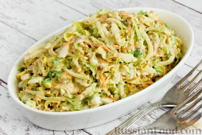 Coleslaw. Салат со свежей капустой. Салат с пекинской капустой и рыбной консервой. Рыба с капустой салат. Рыбный салат по австрийски.