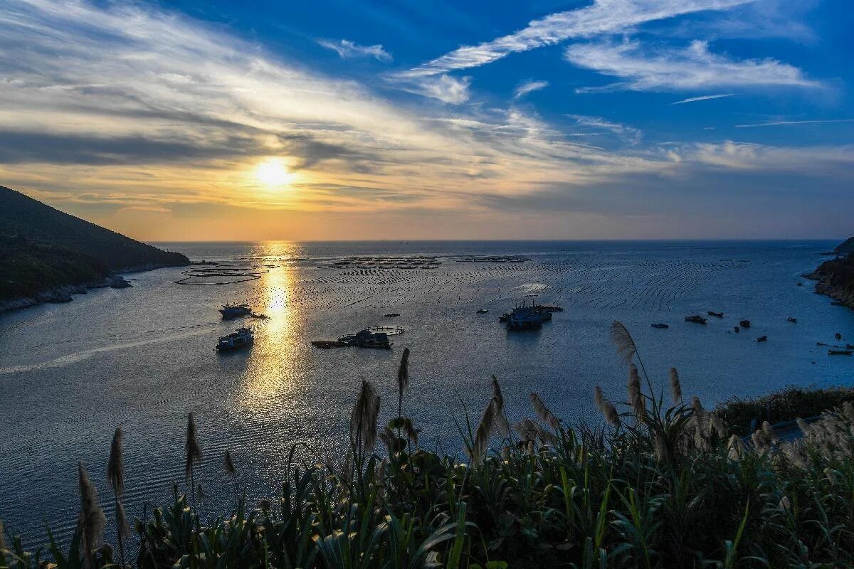 East sea. Два восточных моря. Ваттовое море в германии. Волны от корабля. Восточное и южно китайское море.