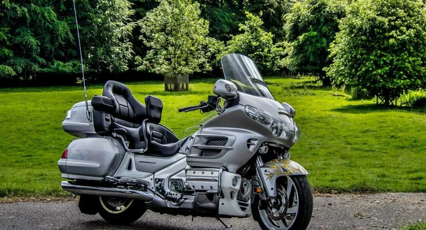 Мотоциклы голд винг купить. Honda Gold Wing 1800. Honda gl1800 Gold Wing. Honda Gold Wing. Мотоцикл Honda Goldwing 1800.