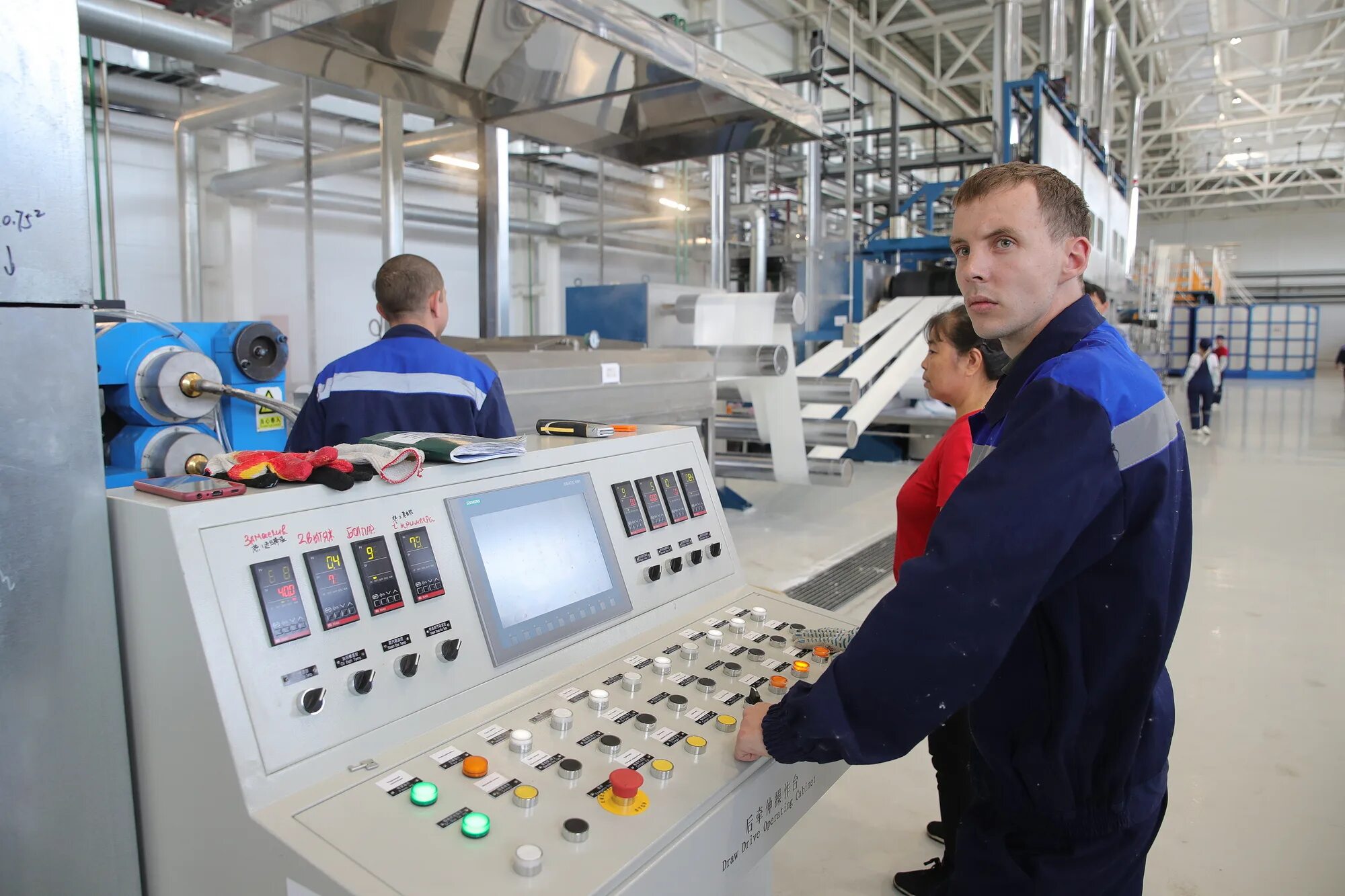 Шахтинский полиэфирный завод. Шахтинский полиэфирный завод. Производство россия. Заводы россии. Завод полиэфирного волокна в шахтах.