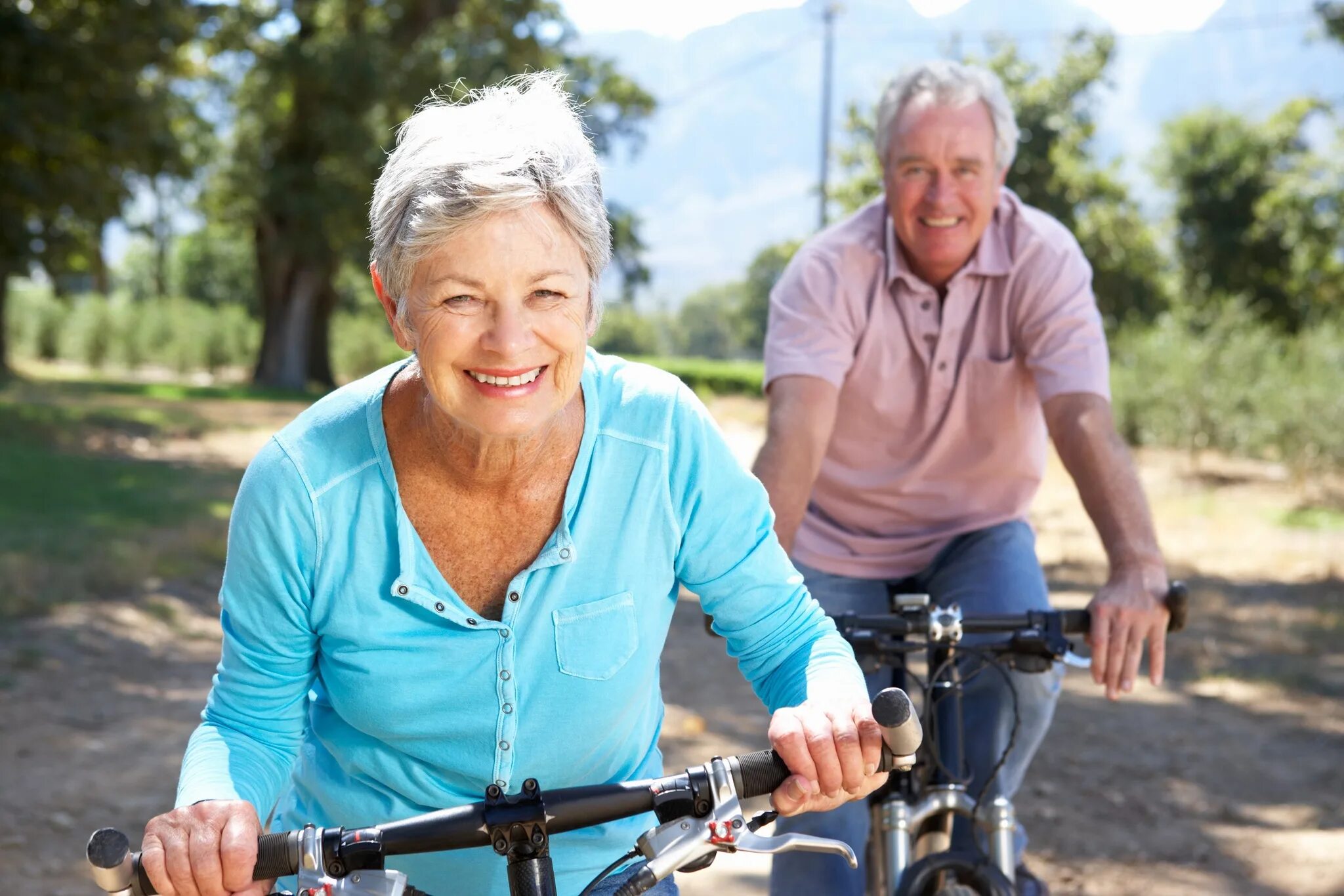 Долголетие без. Пожилые люди. Счастливые пожилые люди. Пенсионеры активный образ жизни. Спорт для пожилых.