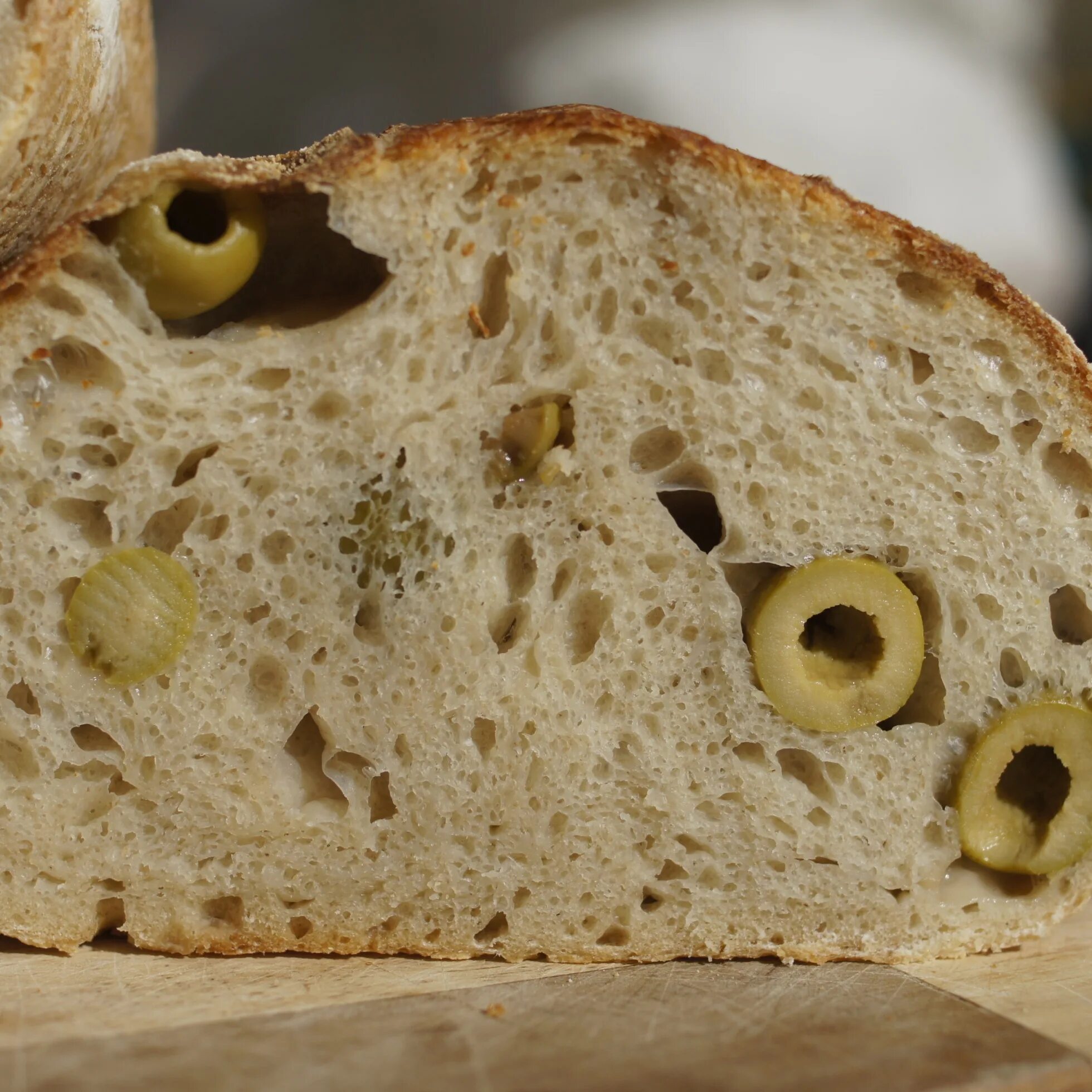 Хлеб с добавками. Хлеб. Хлеб с оливками. Хлеб с маслинами. Хлебобулочные изделия с добавками.