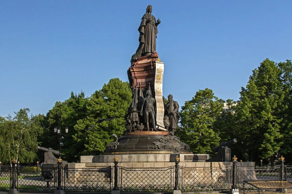 Памятники культуры краснодара. Памятник Екатерине Великой в Краснодаре. Памятник Екатерине второй в Краснодаре. Краснодар город монумент Екатерины 2. Памятник императрице Екатерине II Краснодар.