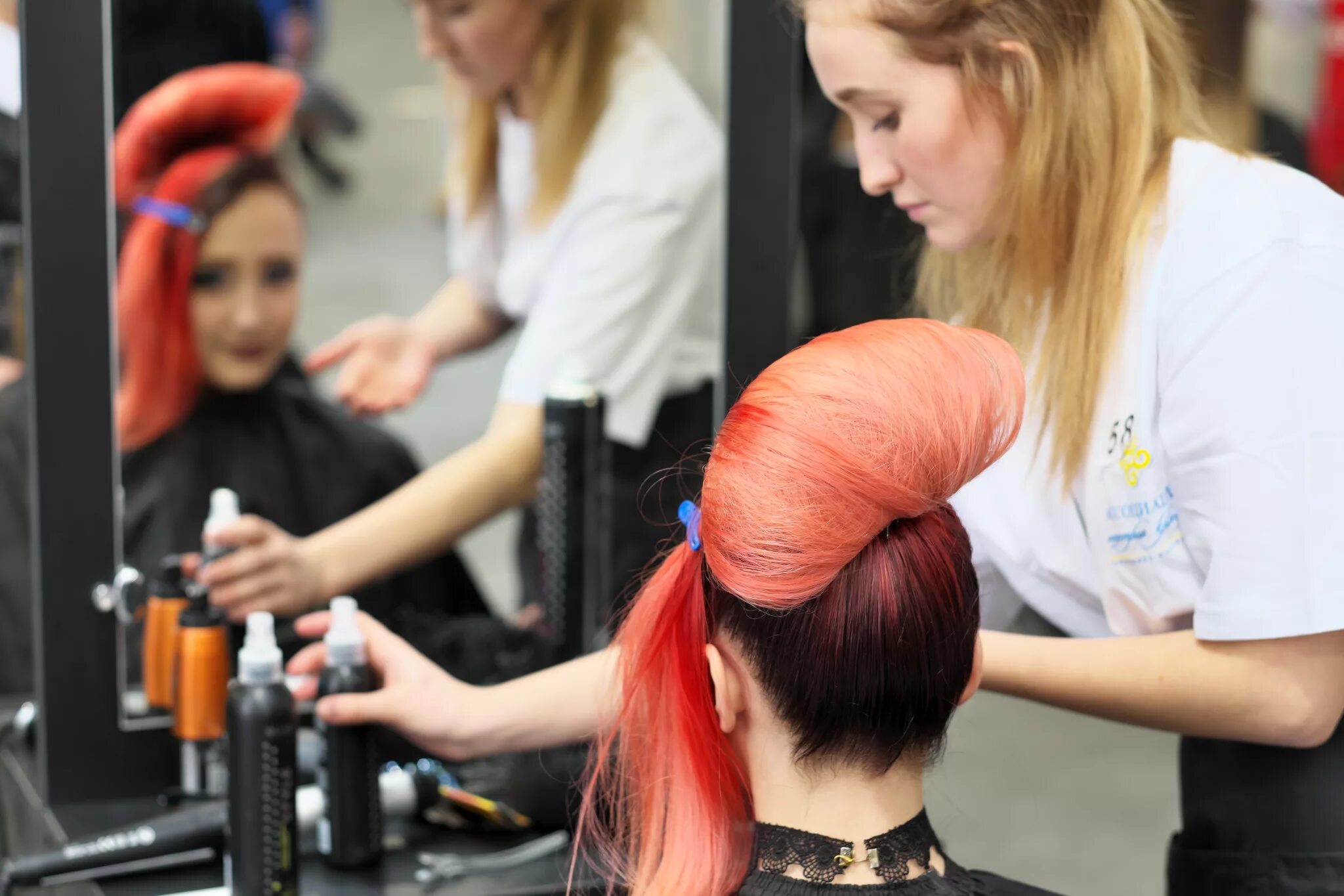 Стилистика и искусство визажа. Парикмахер универсал олеся москаленко. Модный парикмахер. Прически в салоне. Парикмахерское искусство.