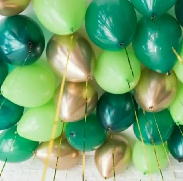 Шары золото с зеленым. Шары под потолок. Шары зеленый золотой черный. Зеленый хром шары. Шарики под потолок.