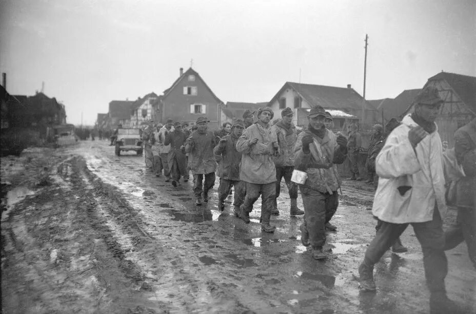 Немецкая деревня 1945 года. Группа пленных немцев 1945. Пленные немцы Будапешт 1945. Венгерские военнопленные