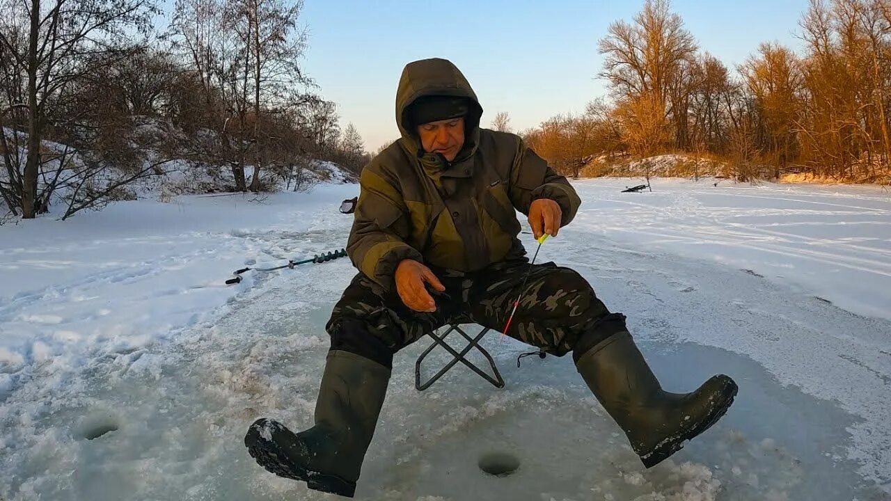 Рыбалка в братске. Рыбалка на реке. Рыбалка на щуку. Февраль рыбалка на реке. Опасная рыбалка.