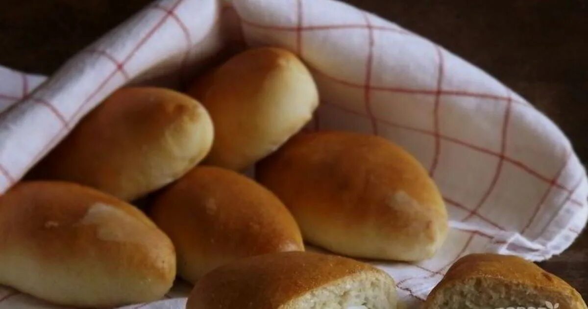 Пирожок с луком и яйцом Печеный. Пирожки с луком. Пирожки с яйцом и луком. Пирожки с яйцом и зеленым луком.