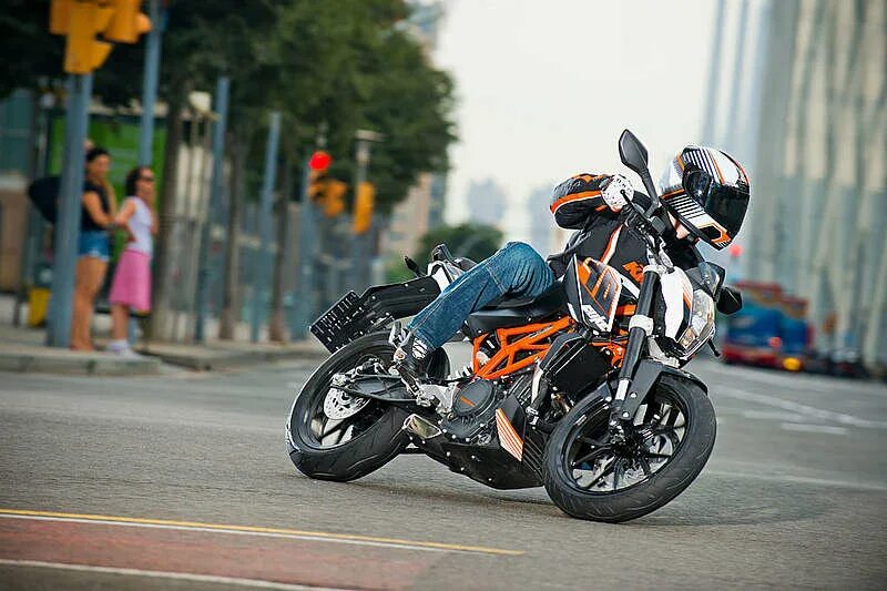 КТМ Дюк 390. KTM Duke 390 2013. Мотоцикл KTM Duke 390.