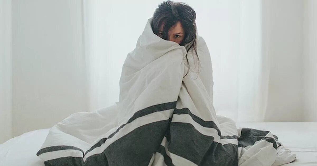 Человек под одеялом. Человек в одеяле. Девушка укуталась в одеяло. Человек в одеяле. Пара под пледом.