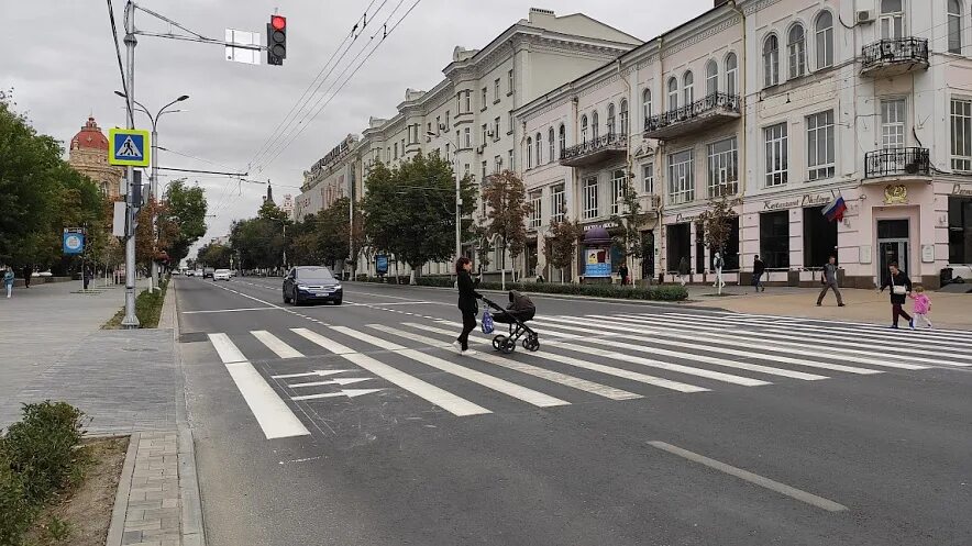 Кадр ростов. Пешеходная зона Ростов на Дону ул. большая Садовая 120. Пешеходный бульвар на соборном Ростов. Пешеходные переходы в Ростове на Дону. Пешеход на садовом.