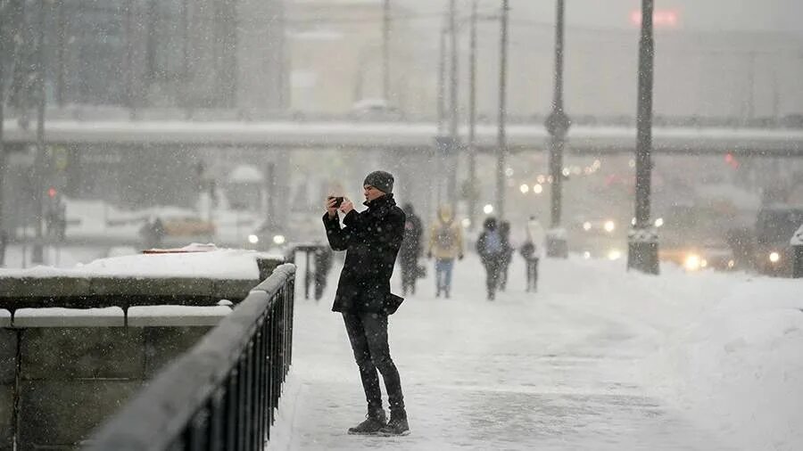 Погода москва синоптик россия. В Москве ожидается снег. Февраль погода фото. По данным синоптиков снег и гололед. Ветер в Москве фото.