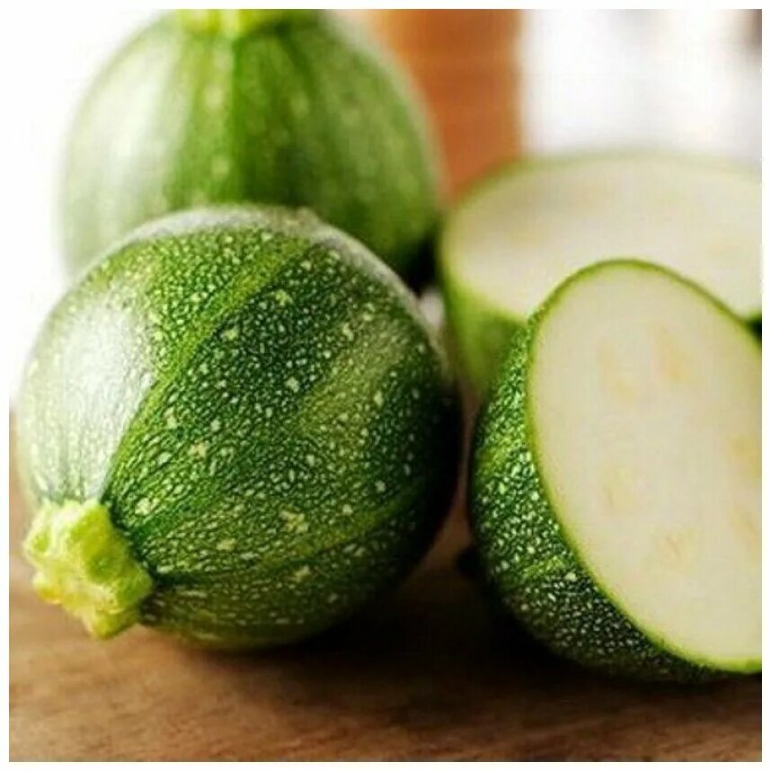 Кабачок цуккини мячик. Цукини круглые сорт. Кабачок цуккини с кулачок. Круглые кабачки сорта. Кабачок цуккини мячик.