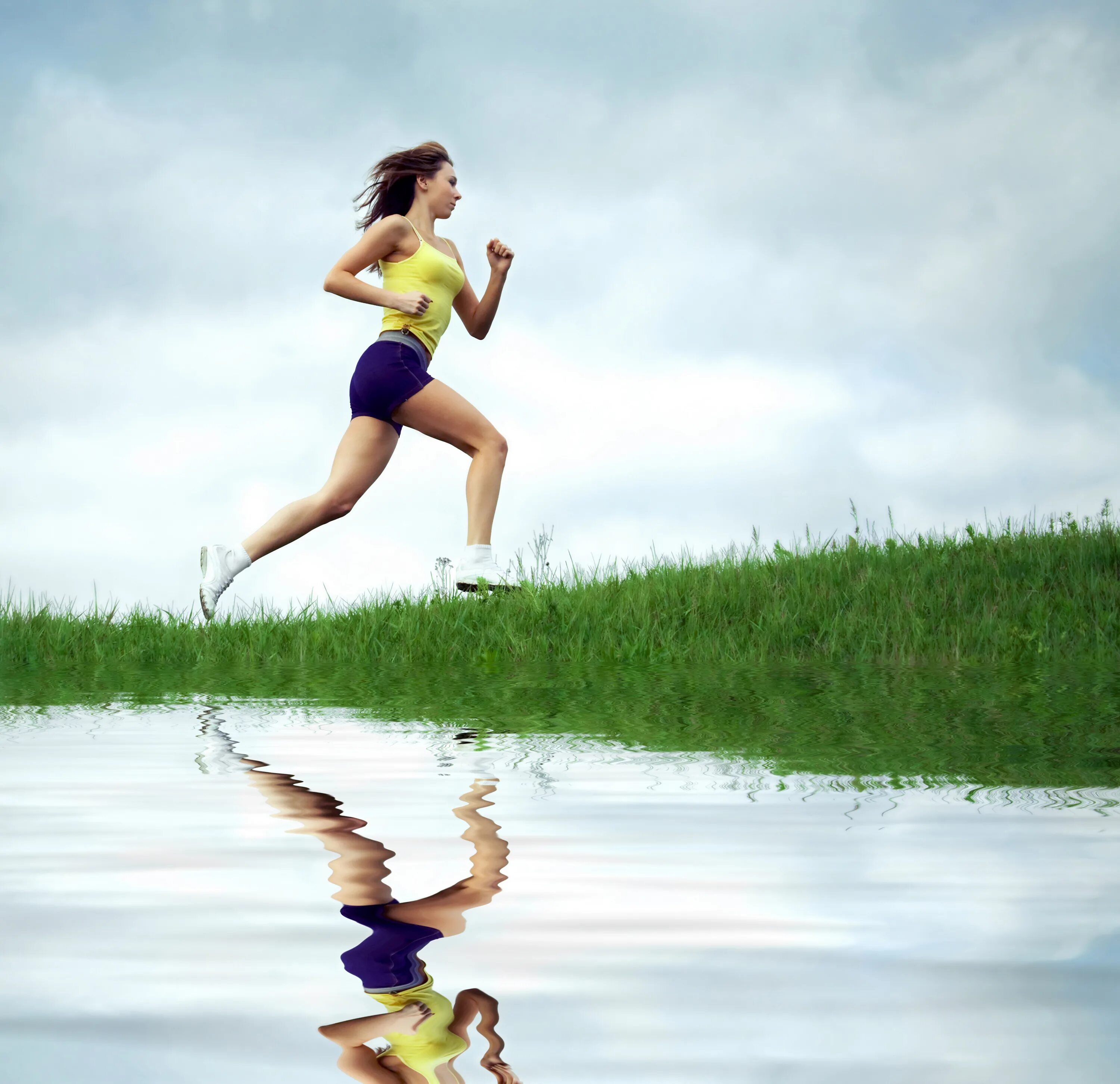 Физическое движение. Девушка бежит. Здоровый образ жизни. Здоровый образ жизни бег. Физическая активность.
