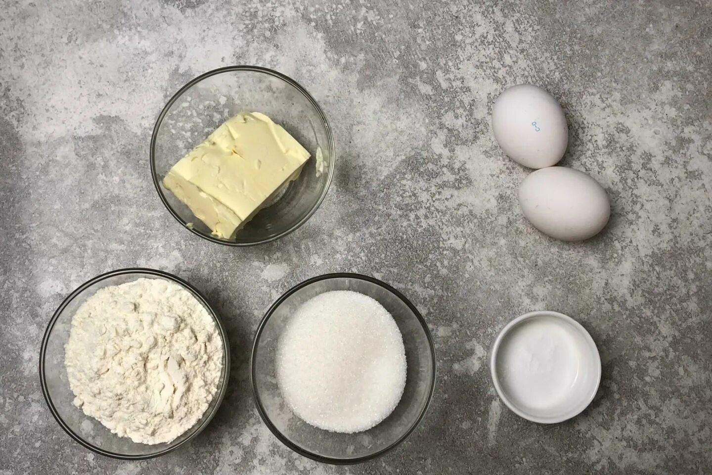 Ингредиенты для вафель. Подготовка яиц для приготовления теста. Продукты для приготовления вафельного теста. Картинка Ингредиенты для вафельного теста.