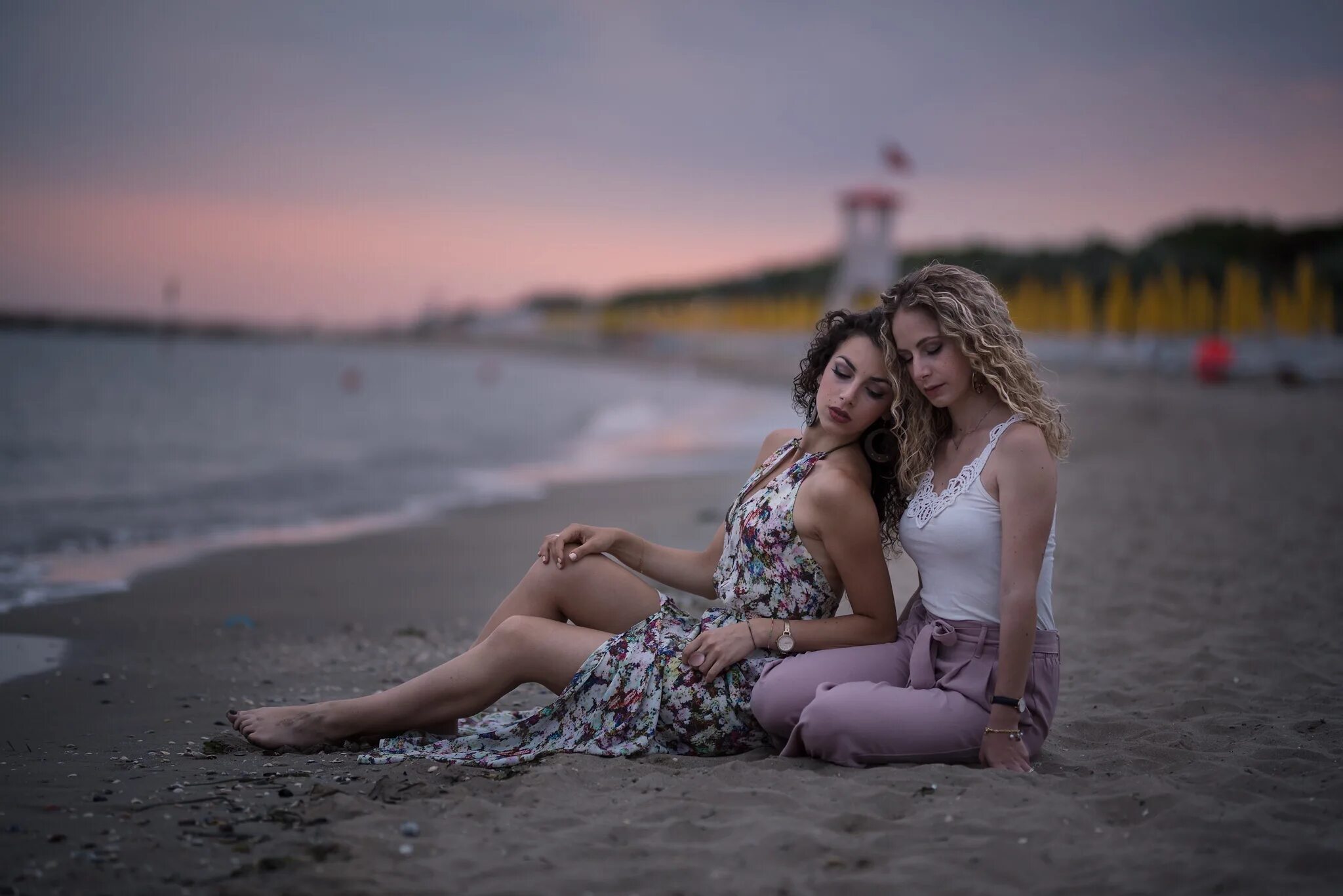 Девушка вечером. Подруги в кофейне. Две девушки. Девушка в вечернем платье. Фотосессия подруг.