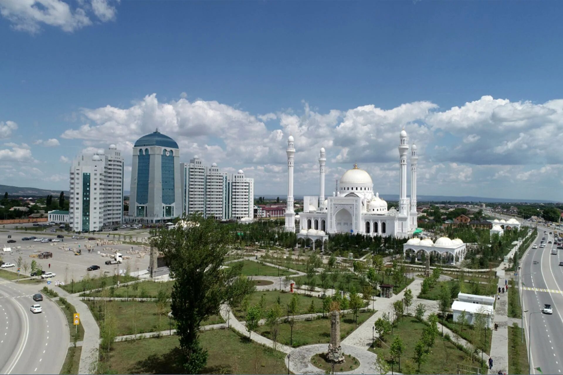 Г грозный район. Мечеть в городе шали Чеченская Республика. Шали город в Чечне. Шали город в Чечне мечеть. Город шали Чеченская Республика новая мечеть.