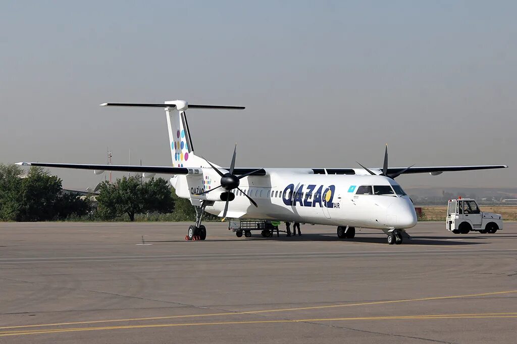 Авиакомпания Qazaq Air. Dash 8-400 Qazaq Air. Qazaq Air самолеты. Bombardier Qazaq Air.