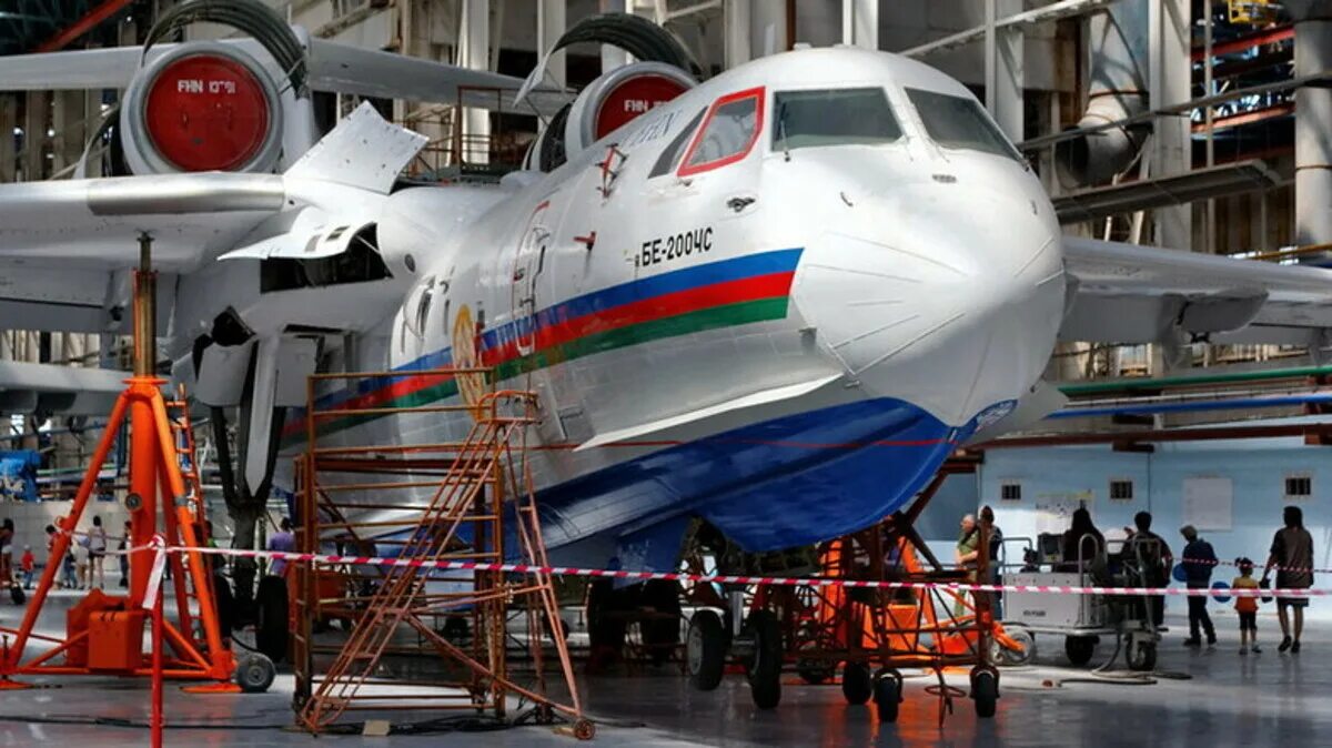 Авиационный завод таганрог. Самолет-амфибия бе-200. Завод Бериева Таганрог. Самолёт-амфибия бе-200чс. Бе 200 Таганрог.