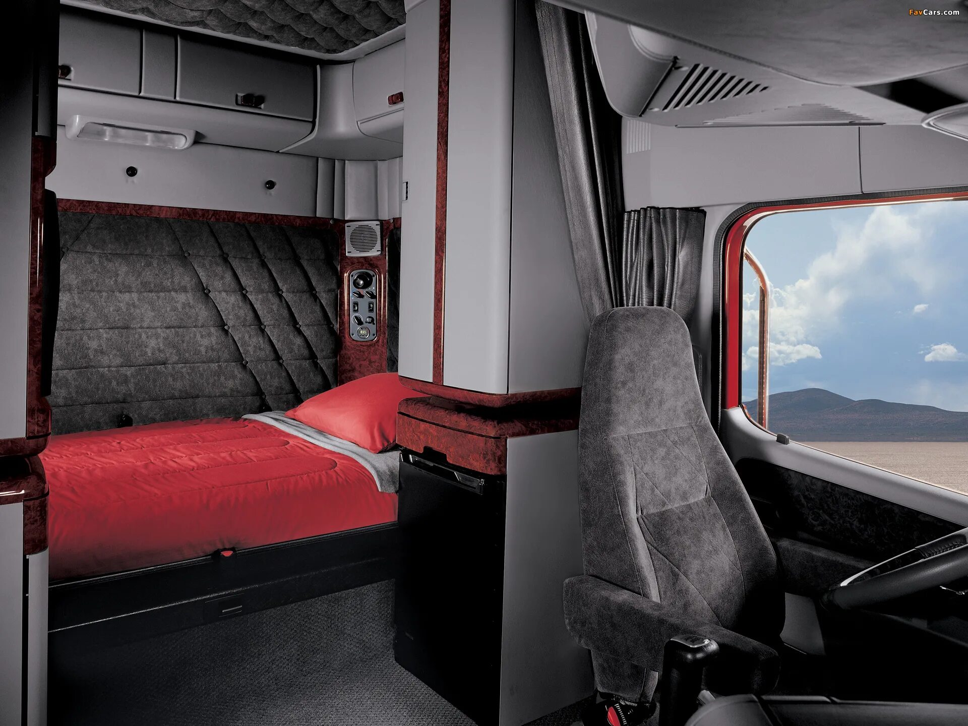 американские тягачи петербилт 579. Scania r730 кабина. скания r440 в кабине. грузовая машина внутри. американский трак фредлайнер салон.