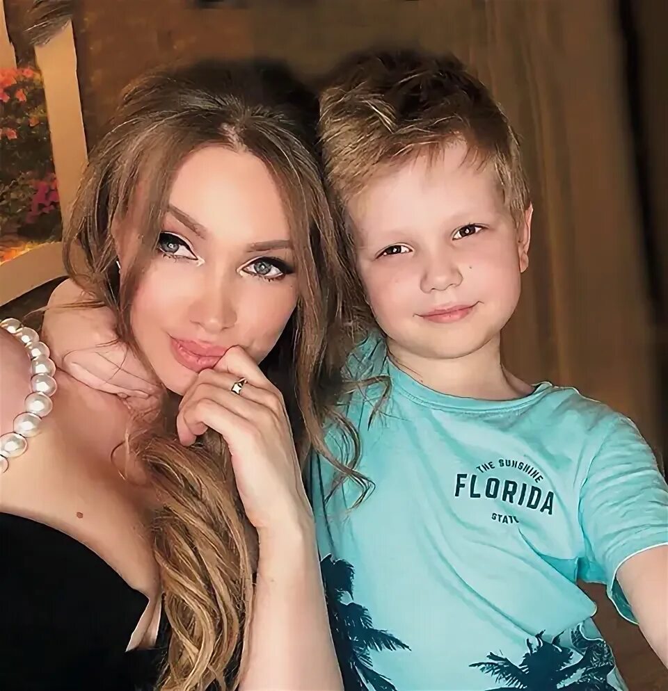 Феофилактова и Гусев показали семейную идиллию STARHIT