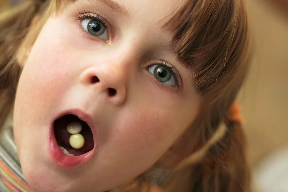 Маме полный рот. Детские ротики. Ребенок открыл рот. Дети с открытым ртом. Девочка с открытым ртом.