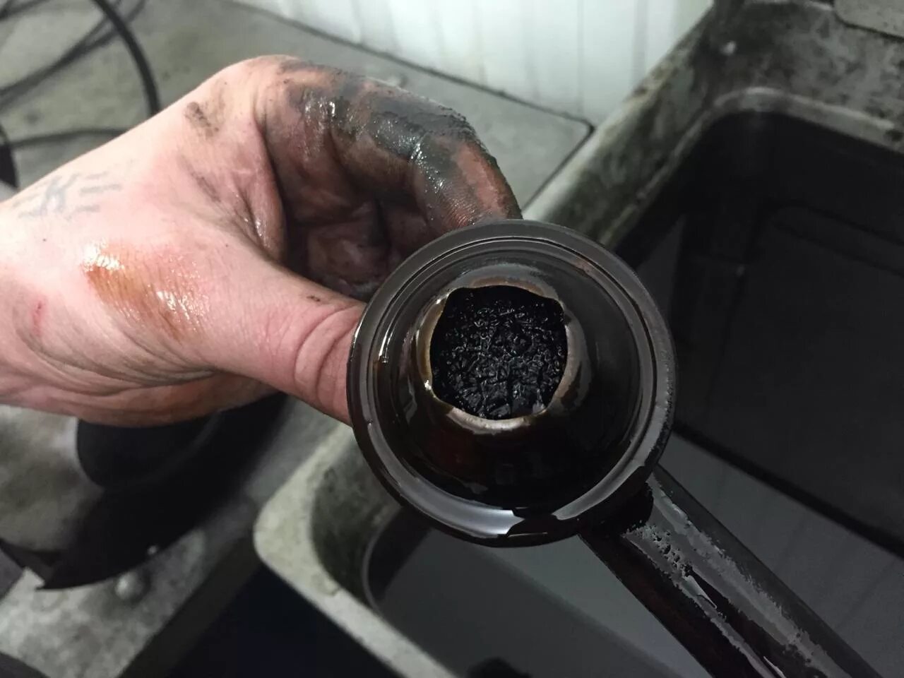 Замена масла в двигателе Фольксваген Бора. VW Bora 2.0 выбрасывает масло через крышку. Фольксваген Джетта жрет масло причины.