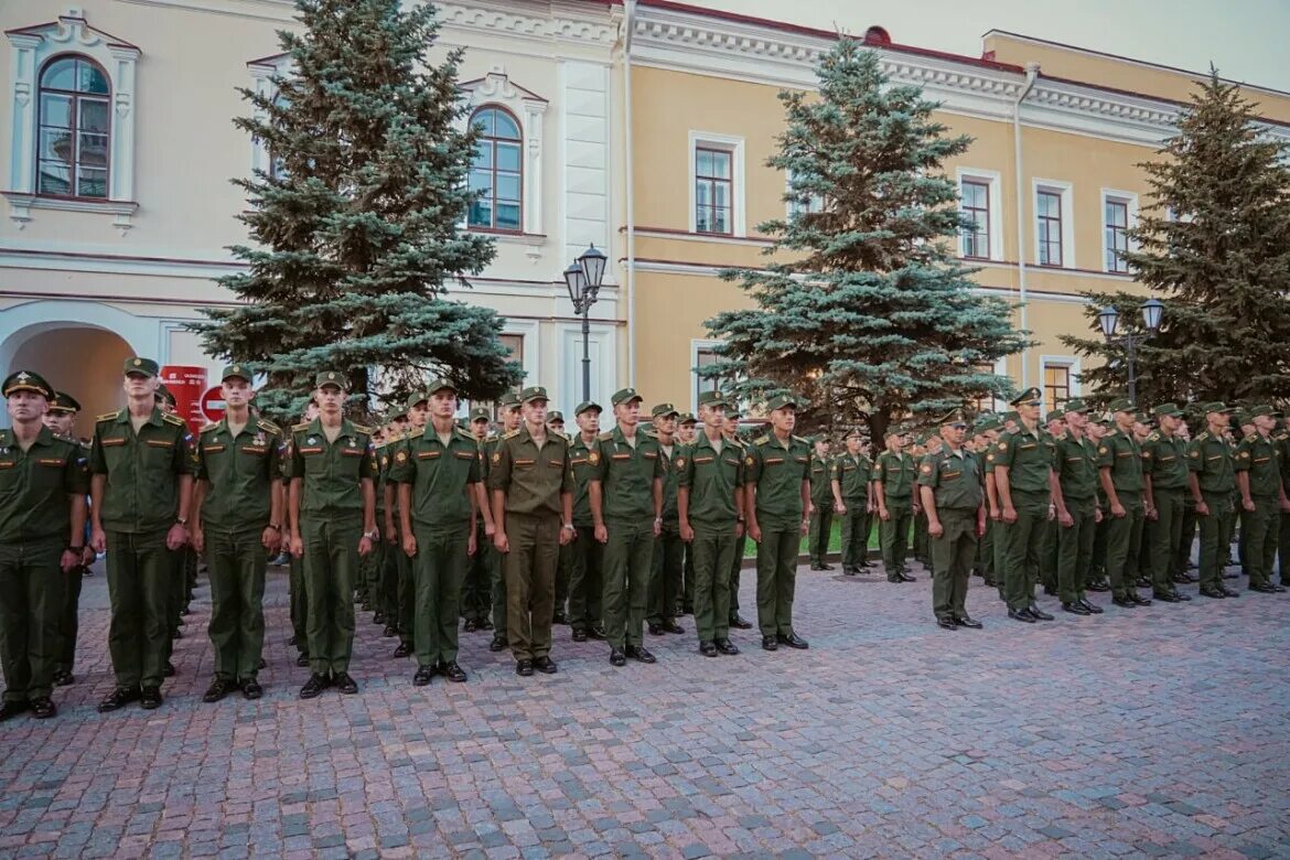 Танковое училище в россии. Казанское танковое училище. Казанское высшее танковое командное Краснознаменное училище. Казанское танковое училище ордена Жукова Краснознаменное высшее. Курсанты танкового училища Казань.