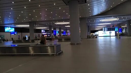 Табло прилета аэропорта звартноц ереван. Зал прилета Стамбул новый аэропорт. Аэропорт Звартноц зал прилета. Аэропорт Стамбула зона прилета. Аэропорт Звартноц Ереван 2023 зона прилета.