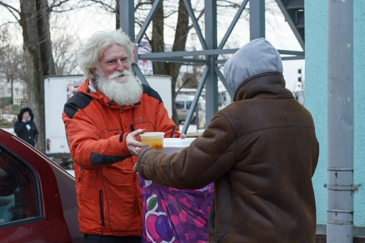 Делайте добро сегодня. Добрые поступки. Фотографии добрых дел. Человек делает добро фото. Добрые дела для инвалидов.