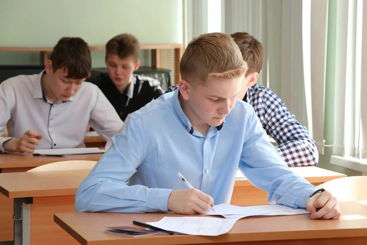 Учащуюся 9 класса. Ученик 9 класса. школьники 9 класс. экзамен огэ. девятиклассники фото.