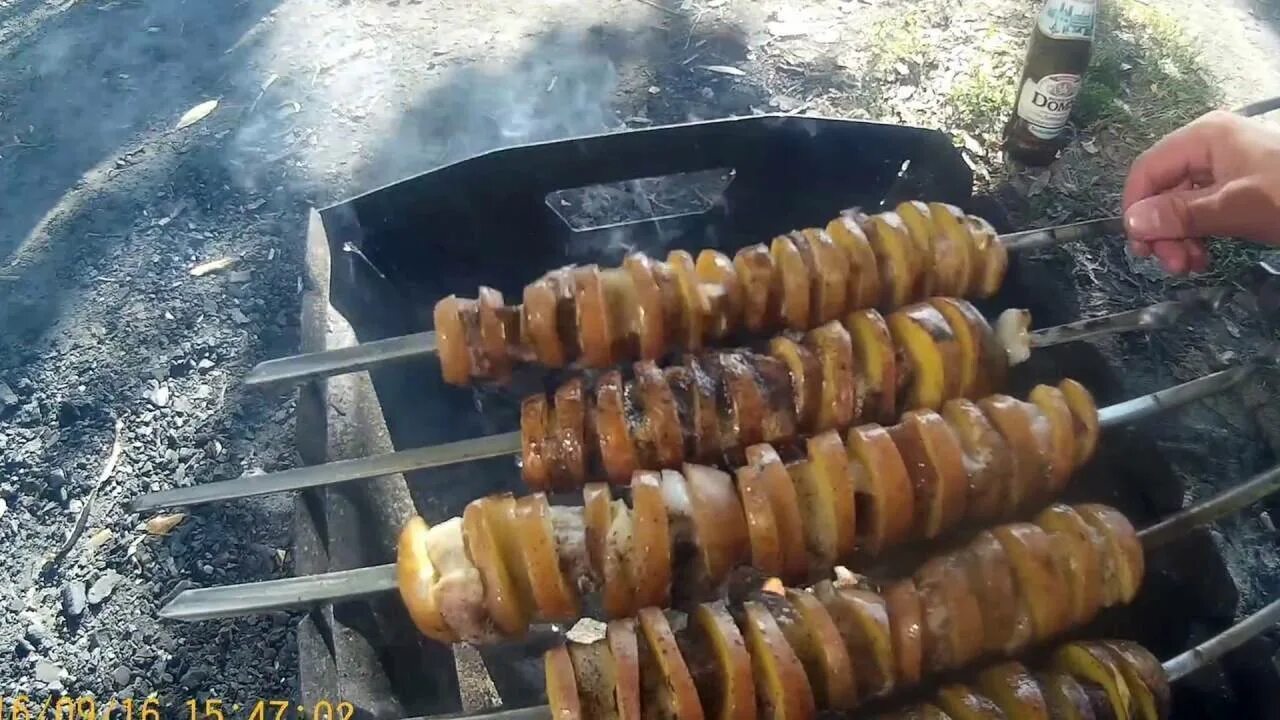 Картошка в фольге на мангале на шампурах. Картошка с салом на шампурах на мангале. Картошка с салом в фольге на мангале. Картошка на костре на шампурах. Картошка с салом на шампурах в фольге.