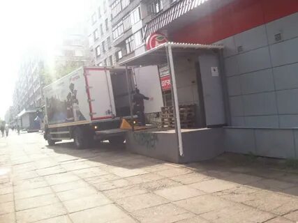 Разгрузка на тротуаре